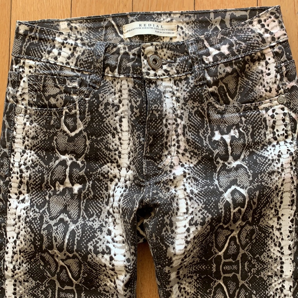 🎉HOST PICK🎉 Redial Premium Denim Collection Snakeprint Skinny Jeans - Picture 3 of 6